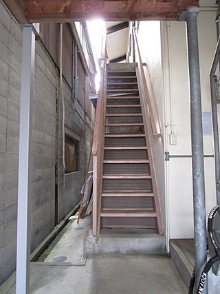 アパート入口階段
